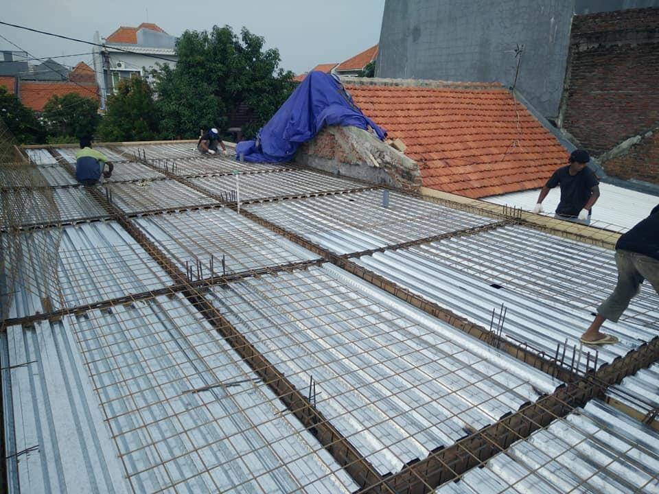 Kontraktor Surabaya | Kontraktor Rumah-Hotel: Pembuatan Plat Lantai Bondek Balok Beton Dicor Bersama
